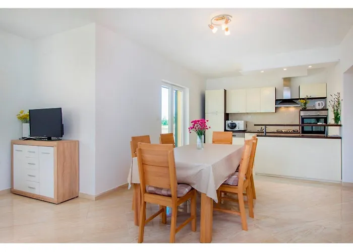 Rural Escape With Pool - Krka Bristane