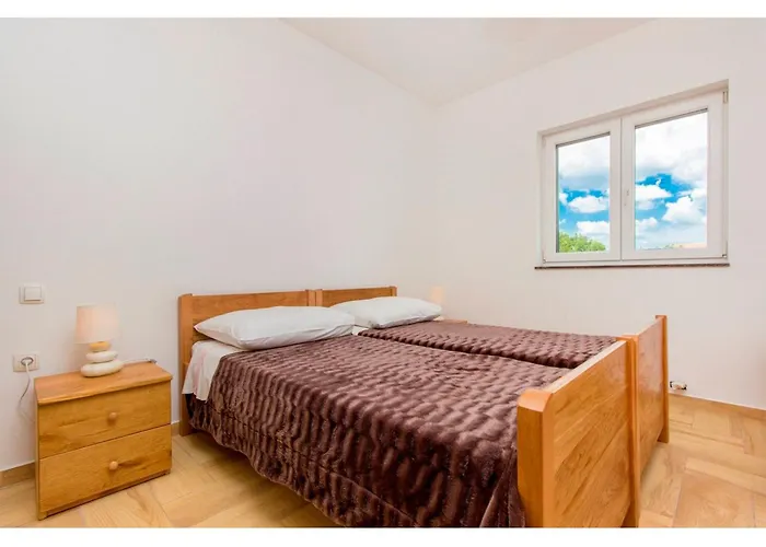 Rural Escape With Pool - Krka Bristane