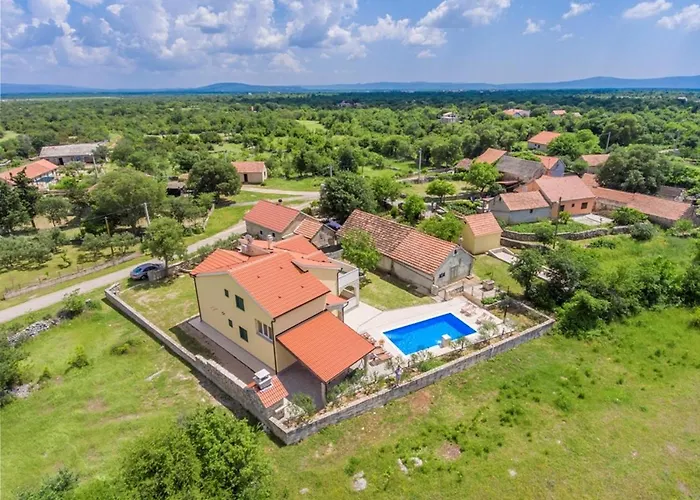Rural Escape With Pool - Krka וילה